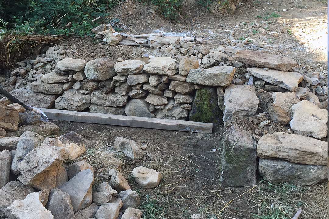 Mur en pierres sèches de la ferme autosuffisante